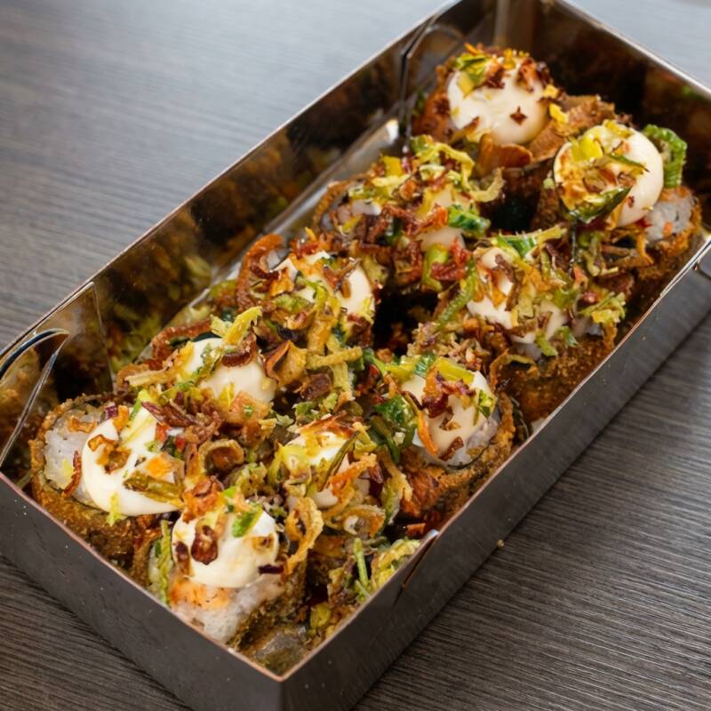 Delicie-se com nosso irresistível '10 Hot Roll com Alho Poró', um destaque em nossa seção de Promoções de Hot Roll. Este prato artesanal traz a combinação perfeita de 10 suculentos Hot Rolls, cada um habilmente preparado e recheado com o inconfundível e aromático Alho Poró. O sabor é realçado pela fusão de texturas, criando uma experiência gastronômica verdadeiramente única. É uma opção maravilhosa, tanto para os amantes de sushi, quanto para aqueles que buscam novas experiências culinárias.