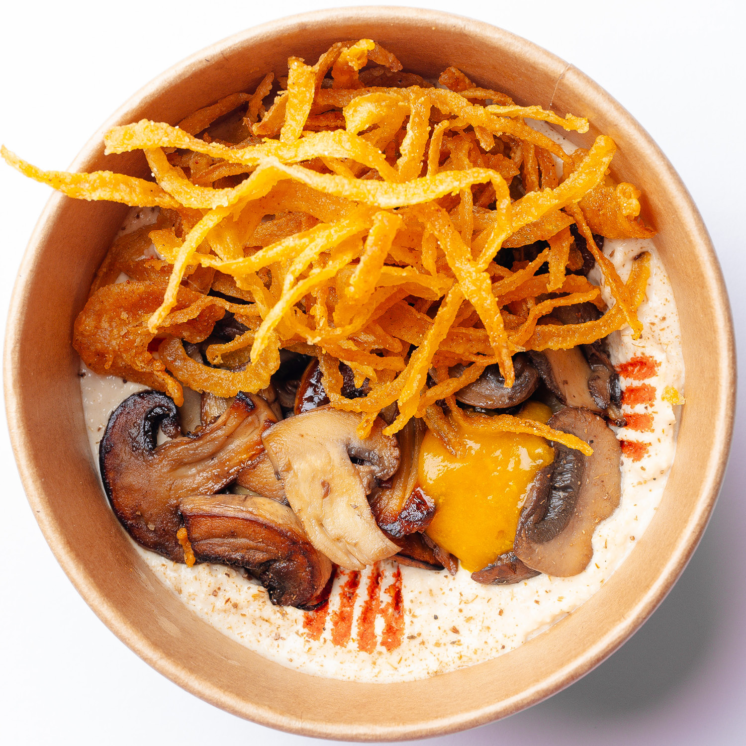 CRIAÇÃO DO SHUK, HOMUS COM COGUMELOS SALTEADOS, CEBOLA CRISPY E MOLHO AMBA (CHUTNEY IRAQUIANO DE MANGA E ESPECIARIAS). VEGETARIANO. CONTÉM LACTOSE. CONTÉM GLÚTEN. CONTÉM OLEAGINOSAS.