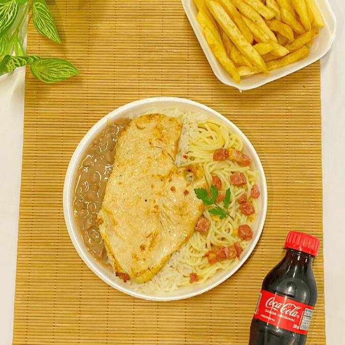 Nossa marmita acompanha um arroz bem fresquinho com um tempero caseiro, feijão com aquele caldo encorpado e com cheirinho de alho, macarrão alho, óleo e bacon e a carne de sua escolha. Tamanho média. + refrigerante 200ml + batata frita Caseiro e gostoso.l