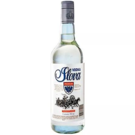A Vodka Slova 970 ml é uma bebida destilada de alta pureza, produzida com rigoroso processo de destilação e filtragem para garantir suavidade e qualidade superior. Seu sabor neutro e equilibrado a torna versátil, perfeita para ser apreciada pura, com gelo ou como base em diversos coquetéis