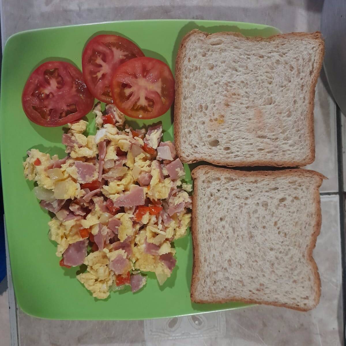 Huevo Picado con Jamón y Tomate