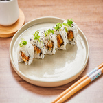 Enrolado de arroz, gergelim, e cream cheese com recheio de legumes fritos