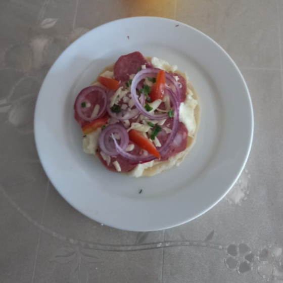 1 Mini Pizza de Calabresa acompanhada de 1 Suco Natural variados, já faça seu pedido, e mate sua fome!