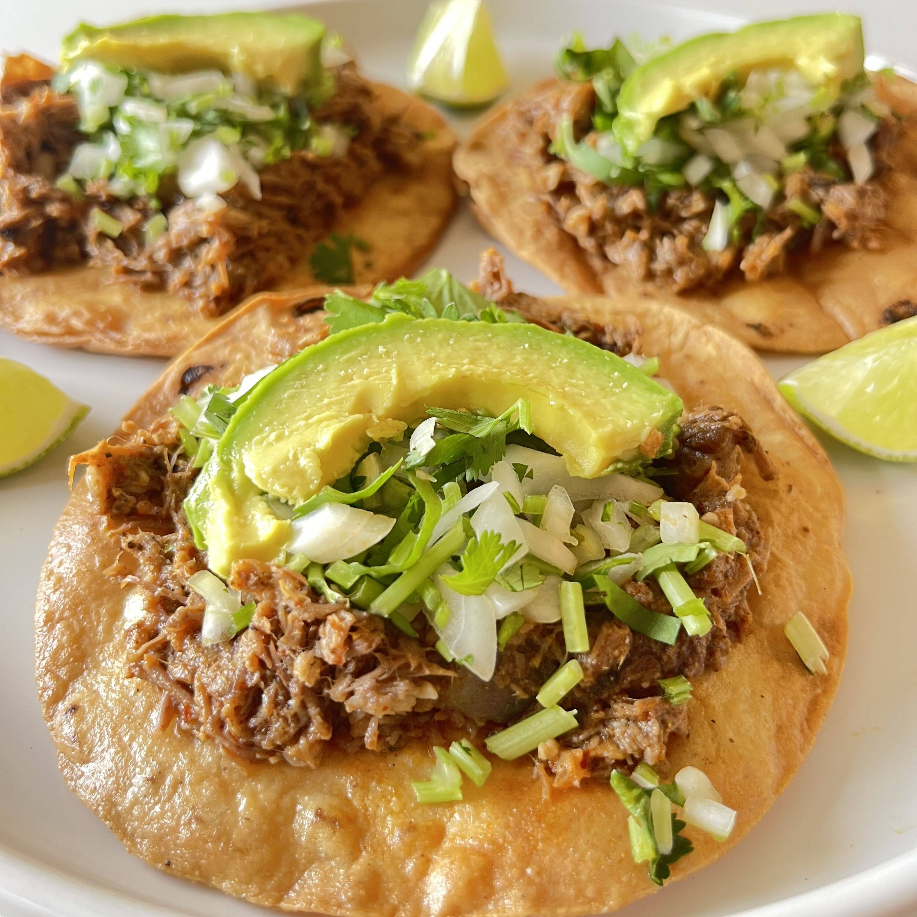 3 Tostadas de birria y Consome sin Carne de 10 oz