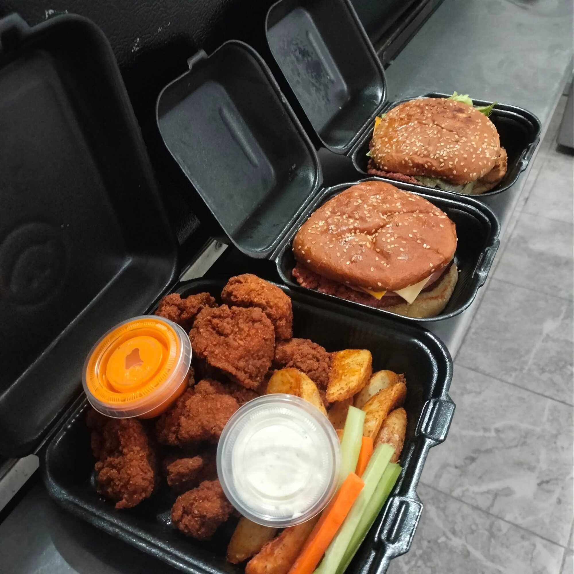 10 BONELESS, 2 HAMBURGUESAS DE RES,PAPAS 2 LT TE
