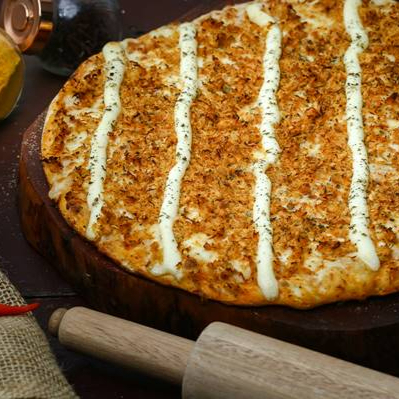 Molho de tomate artesanal, queijo mussarela, frango temperado, requeijão e orégano.