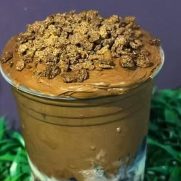 Açaí premium com camadas de creme de avelã finalizado com ovomaltine