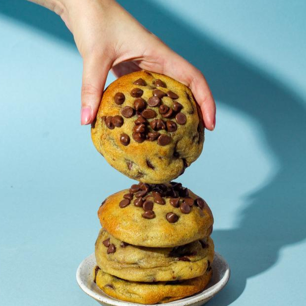 Biscoito doce, frequentemente com gotas de chocolate, que é caracterizado por uma textura crocante por fora e um interior macio e cremoso
