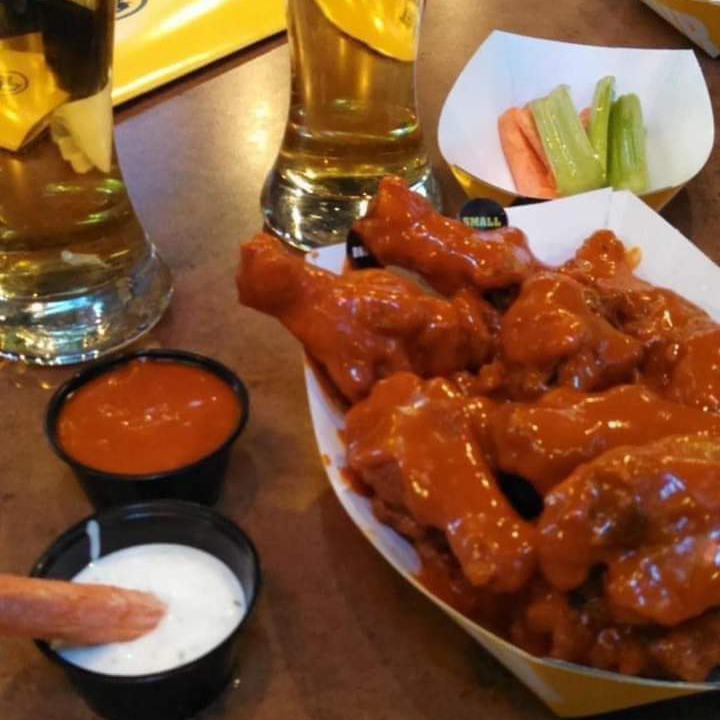 ALITAS BUFFALO CON PAPAS