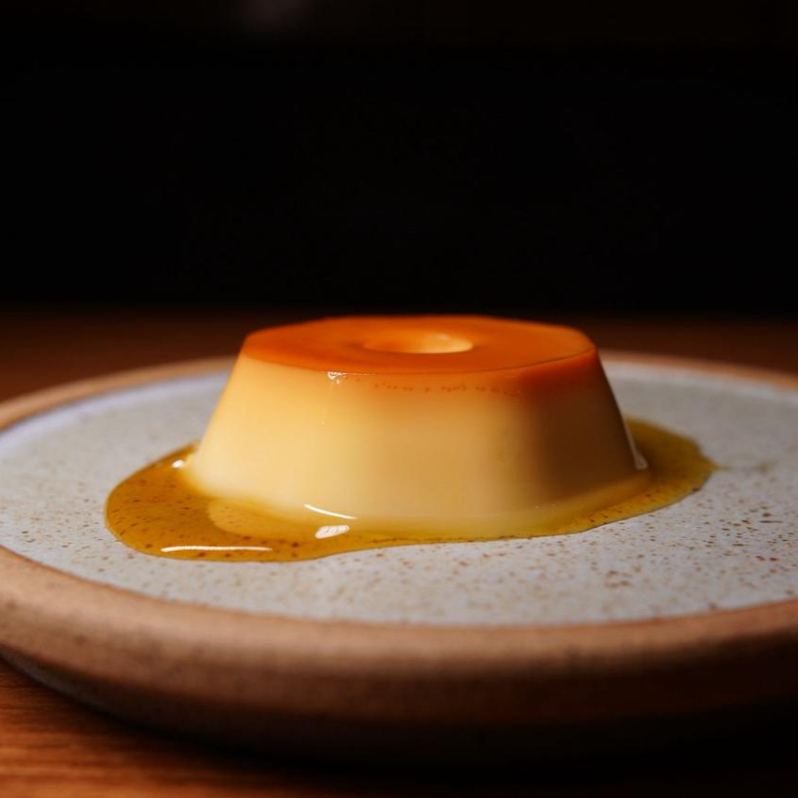 Nosso clássico pudim artesanal de 120g é feito com ingredientes selecionados, textura suave e calda dourada no ponto certo. Uma sobremesa cremosa, delicada e cheia de sabor que derrete na boca.
