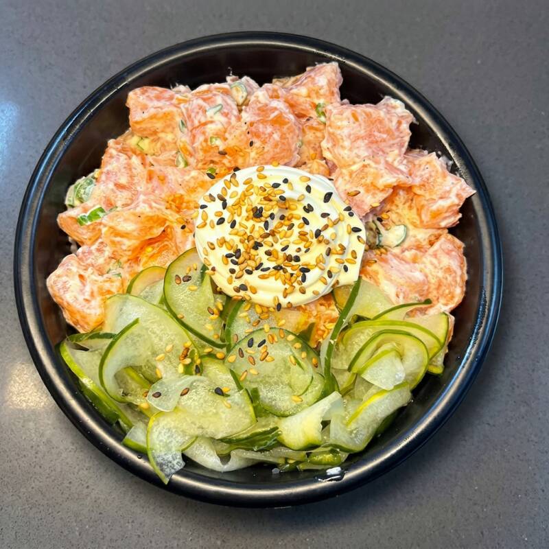 Feito na hora!
Base: arroz japonês
Proteína: salmão fresco em cubos.
Acompanha: cream cheese, sunomono e finalizado com temperos do cheff
Acompanha molhos: 1 sachês de shoyu, 1 sachês de tarê e 1 par de hashi.