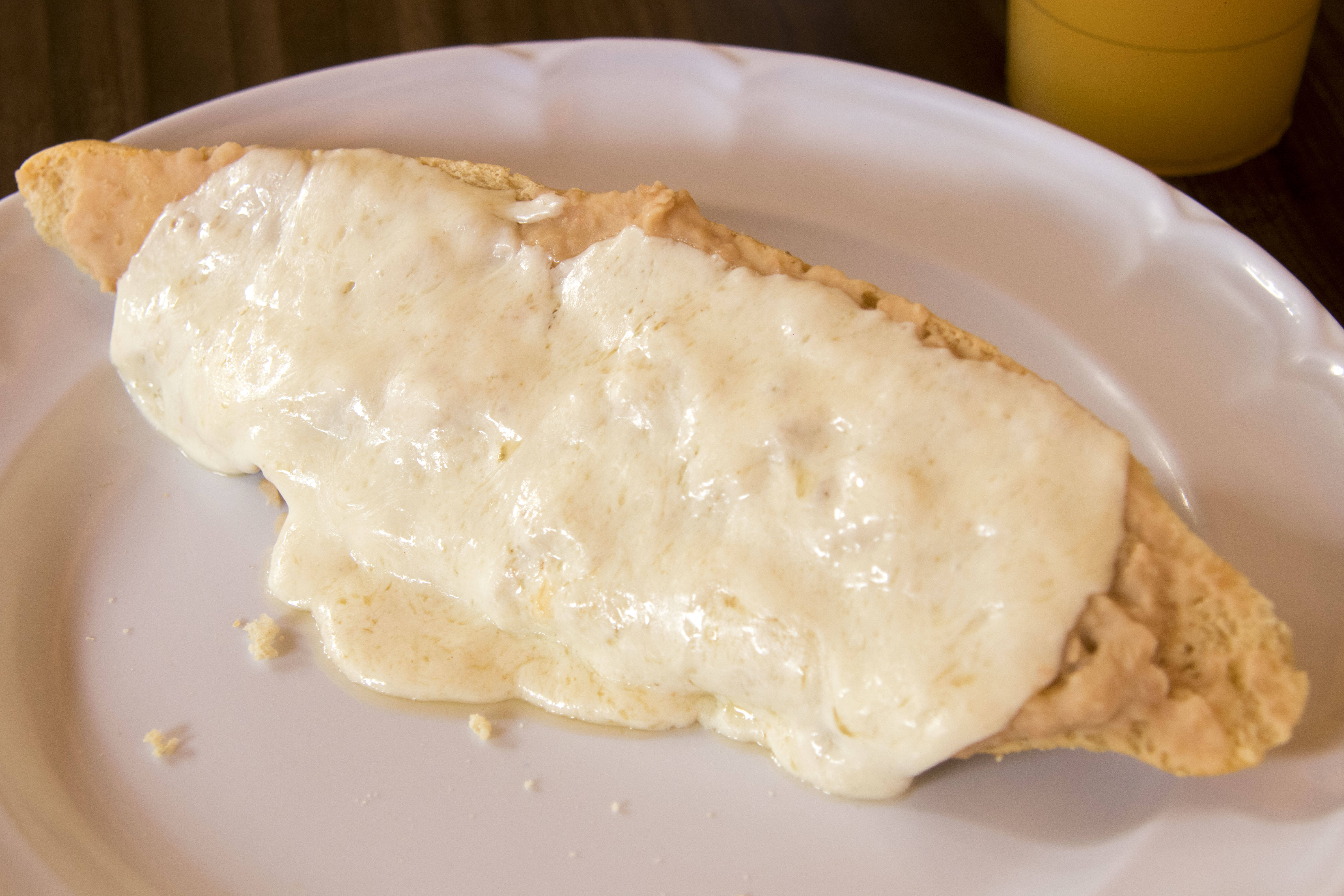 Mollete de Frijol con Queso Gratinado