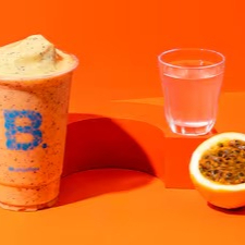 Água de coco, whey protein, banana e maracujá. (20g proteína e 267 calorias) *500ml