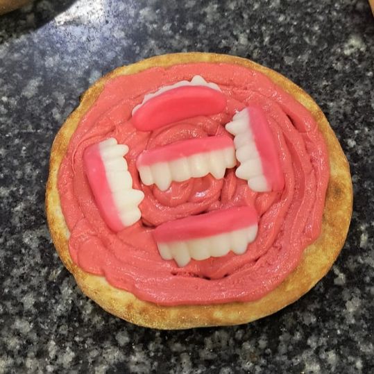 1 PIZZA DE MUSSARELA 2 ESFIRRAS DE FINI DENTINHO