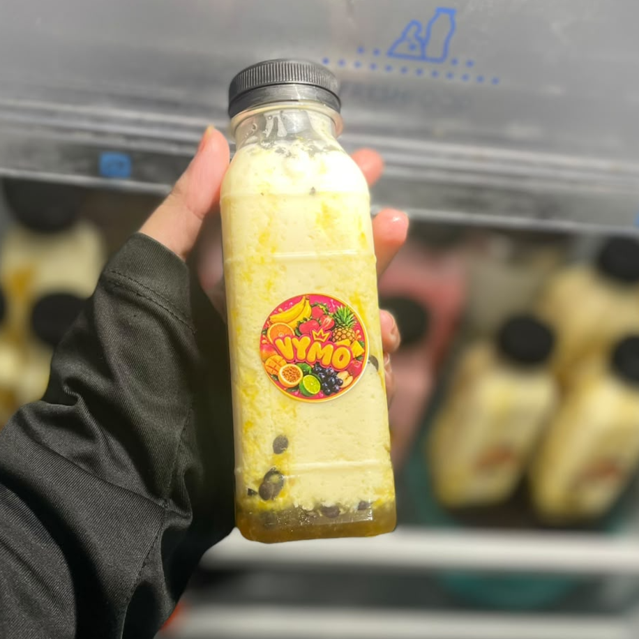 **Vitamina De Maracujá Com Geleia Caseira** Cremosa, geladinha e com aquele sabor marcante do maracujá! Maracujá fresquinho Geleia caseira Vitamina cremosa Sabor delicioso em cada gole! **Peça já a sua! **