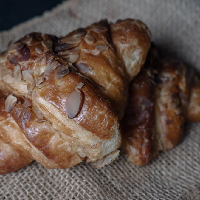 Croissant con Almendras