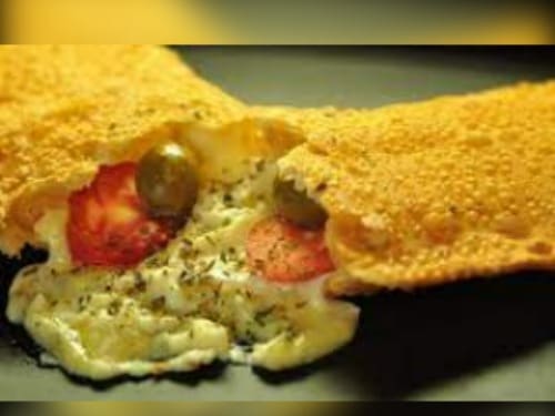 Pastel de Pizza
Uma explosão de sabor que lembra a clássica pizza: recheado com queijo mussarela derretido, tomate fresco e azeitonas, tudo envolto em uma massa leve e crocante.
Perfeito para os apaixonados por sabores tradicionais!