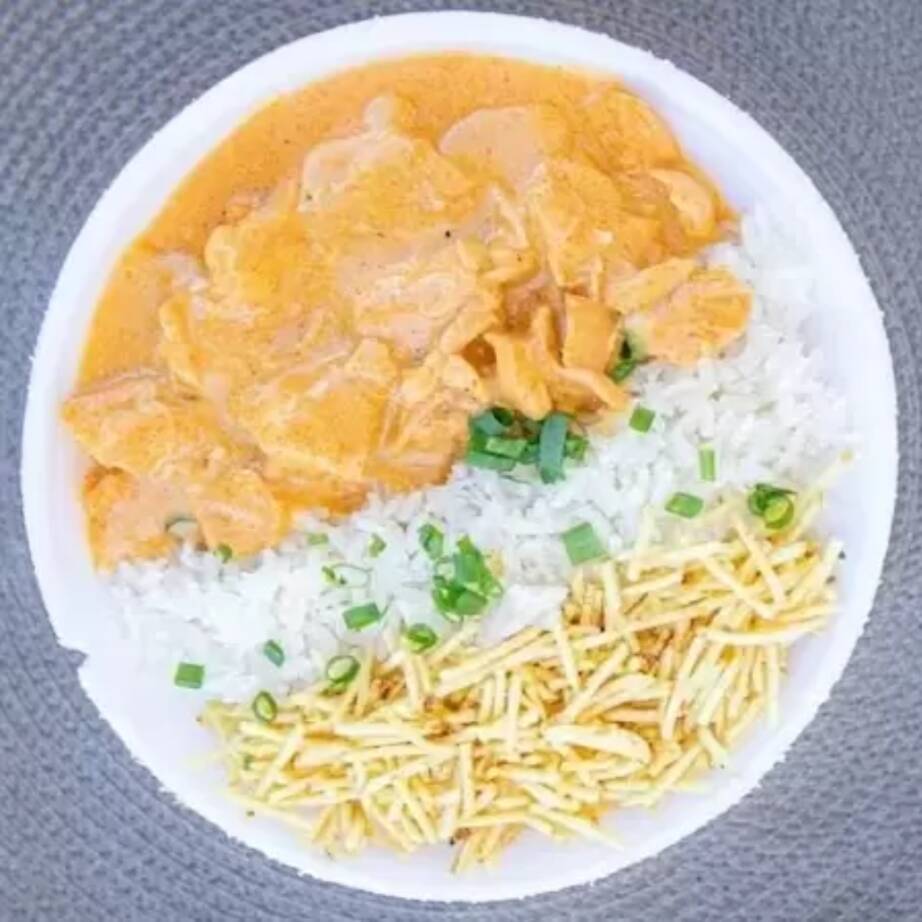 Arroz soltinho, Strogonoff de Frango cremoso, batata palha crocante.