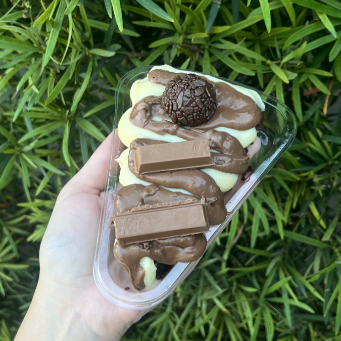 Fatia irresistível!! Nosso brownie cortado em formato de fatia, recheado com nosso brigadeiro de Ninho, o próprio creme de Kitkat crocante por cima, e finalizado com o chocolate kitkat e um brigadeiro de chocolate meio amargo.