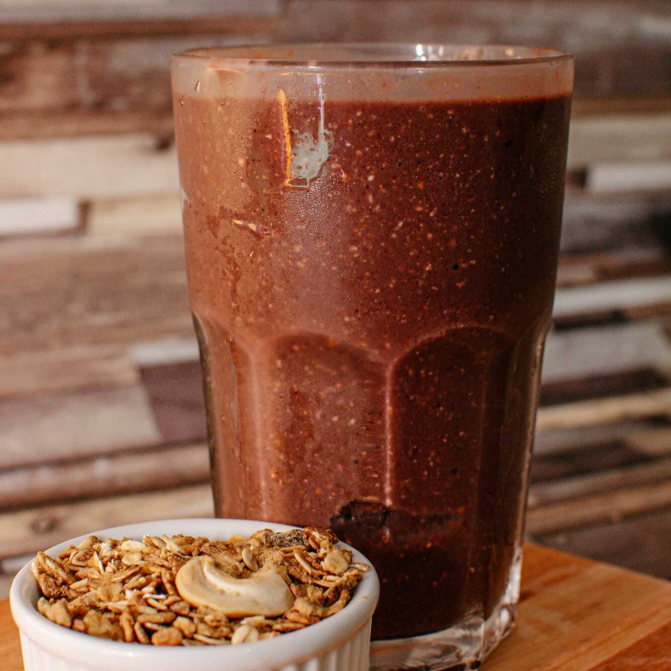 Açaí, banana, leite e granola