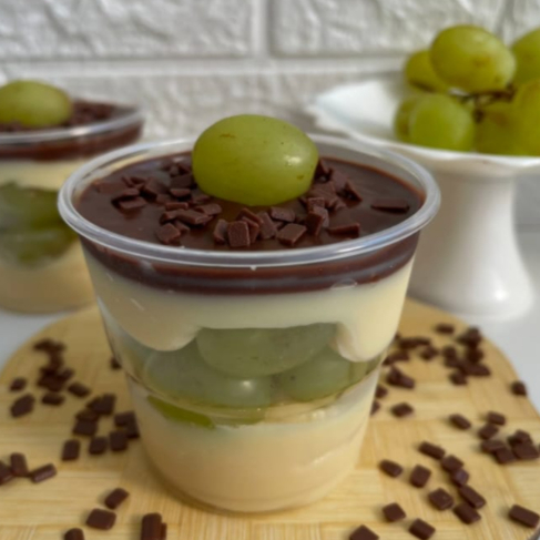 Uvas Thompson sem caroço, uma camada do nosso delicioso creme de Ninho e uma camada do nosso creme de chocolate 50% cacau, finalizado com granulado de chocolate nobre. (150ml)