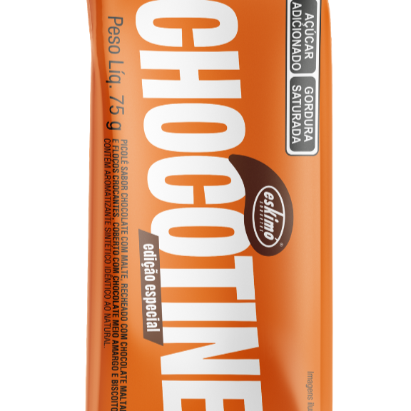 Picolé de Chocolate maltado com barra de chocolate ao meio.