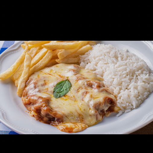 Um clássico preparado com carinho! Filé de frango selecionado (200g) empanado na hora, coberto com nosso exclusivo molho de tomate caseiro e mussarela gratinada. Servido com arroz branco soltinho (150g), feijão carioca cremoso (150g) e batatas fritas sequinhas (100g). Entregue com todo o cuidado em nossa embalagem com divisórias. Dica de Ouro: Peça o combo "Almoço em Dupla" e garanta a segunda Parmegiana com um desconto imperdível!