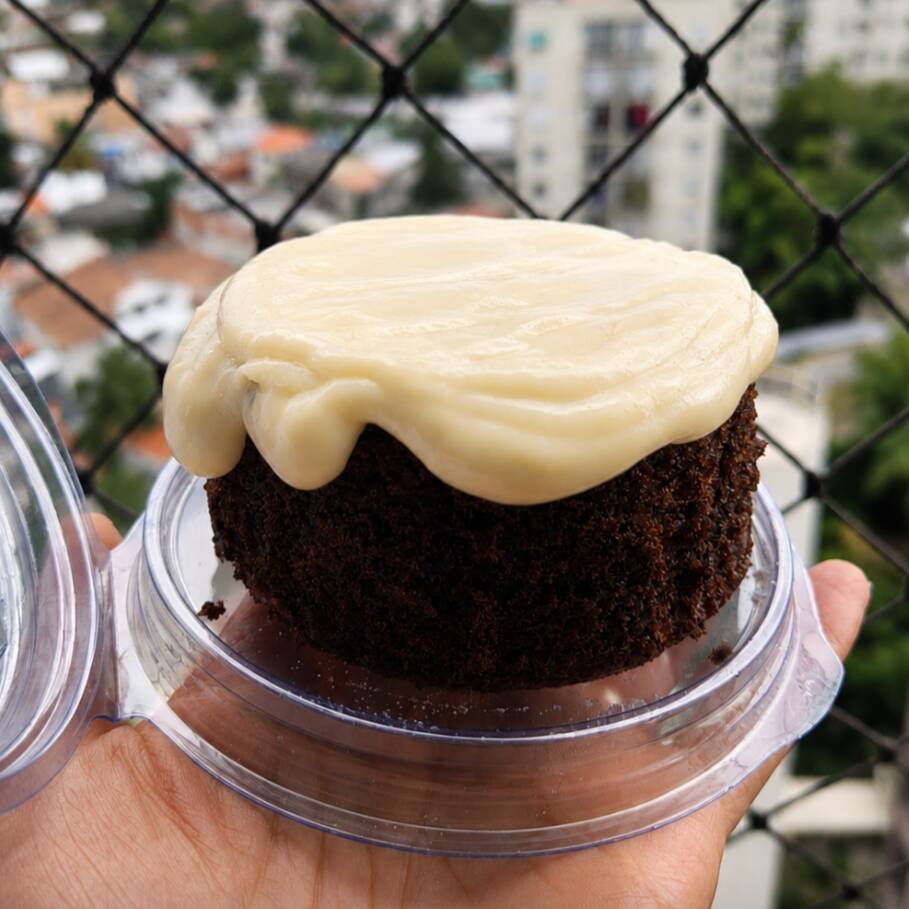 Mini bolinho de chocolate com cobertura de creme de Ninho.
Sem glúten, sem lactose e adoçado com açúcar demerara. Não usamos leite condensado.