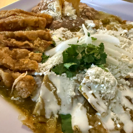 CHILAQUILES CON MILANESA DE POLLO