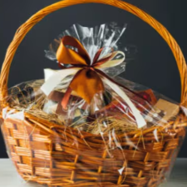 1 Caixa de Bombom, 6 Mini Croissants, 6 Mini Enroladinhos de Frios 6 Mini Folheados, 6 Pães de Queijo, 6 Carolinas, 6 Mini Lua de Mel, 6 Samantas, 6 Petit Four, 2 Pães Franceses, 2 Pães de Leite, 1 Bolo Ana Maria, 150g de Frios, 1 Salada de Frutas, 1 Iogurte, 1 Toddynho, 1 Polenguinho, 1l de Suco, 1 Cartão, 2 Caixas de Bombom.