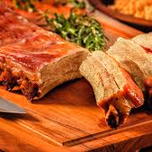 Deliciosa costela suína feita na churrasqueira de carvão por mais de 5 horas