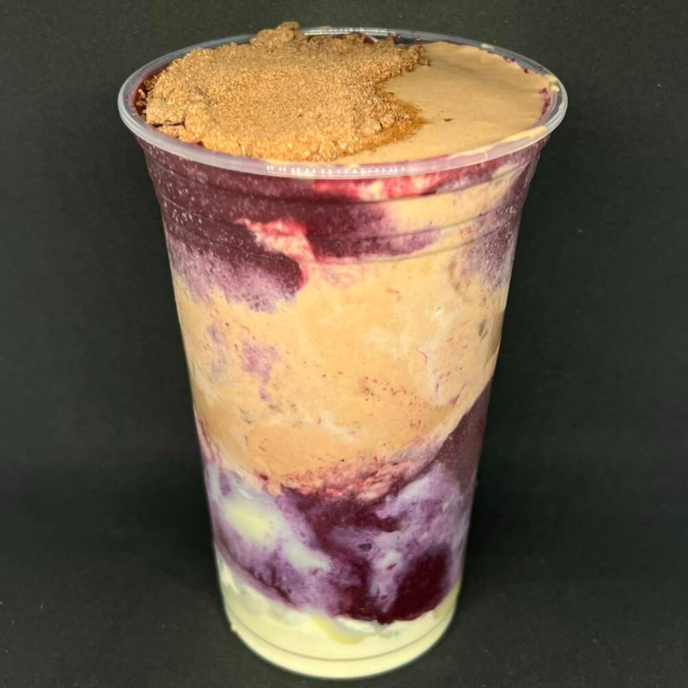 Açaí cremoso com leite em pó, leite condensado, creme de Ovomaltine artesanal e Ovomaltine em flocos.