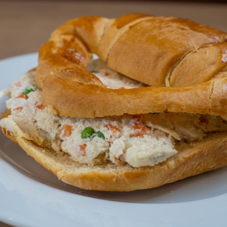 Croissant de ensalada de pollo