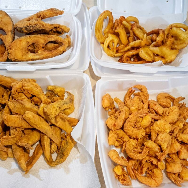 Porção de 360 g camarão praiano ,480 G filé de tilápia, 480 G tilápia em posta, acompanhando de cebolas empanadas