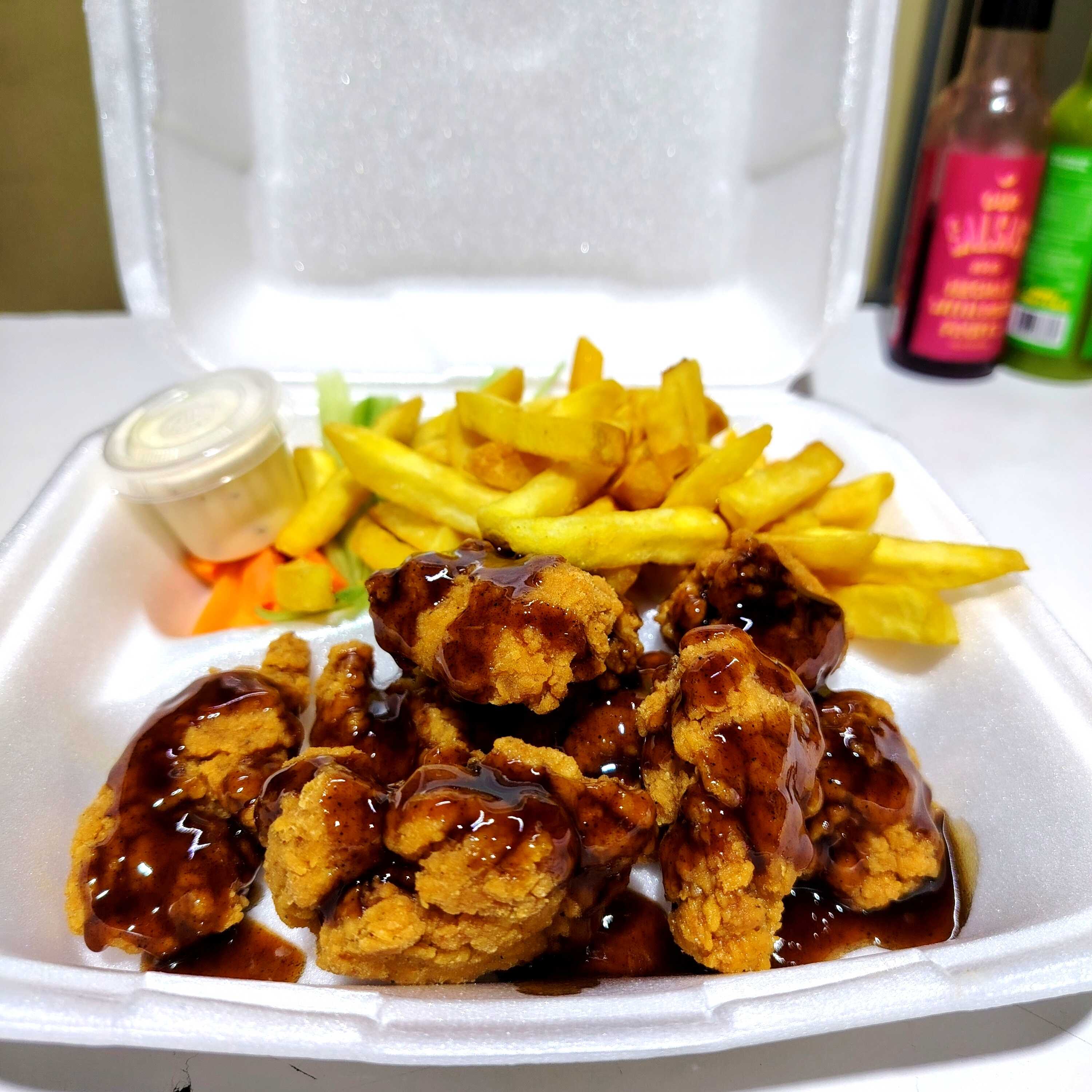 BONELESS CON PAPAS A LA FRANCESA