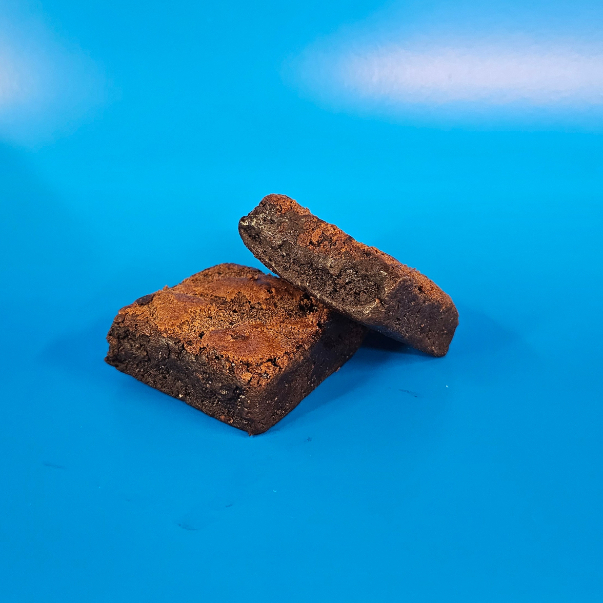 Brownie chocolatudo, denso e molhadinho, perfeito para acompanhar nossos sorvetes.