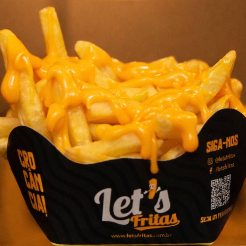 Fritas crocantes com nosso tempero exclusivo e nosso delicioso cheddar cremoso, uma experiência a cada mordida, experimente!