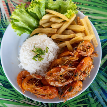 O 'Camarão Alho e Óleo' é um prato da nossa categoria `Pratos Executivos com Camarão' que promete uma experiência gastronômica sublime. Esse prato é caracterizado pelo camarão fresco e suculento, refogado ao perfeito equilíbrio de alho e óleo, trazendo à tona sabores autênticos e intensos. Acompanha um arroz leve e soltinho, fritas crocantes por fora e macias por dentro e um pirão deliciosa