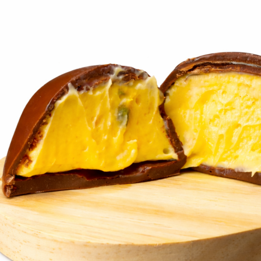 Experimente nossa trufa de maracujá caseira! Com o doce do Mousse e o azedinho característico da fruta, cada trufa é artesanalmente feita com ingredientes frescos e leva sementes crocantes, garantindo uma experiência única. É a escolha perfeita para os amantes de chocolate e maracujá, transformando seu momento doce em algo especial!