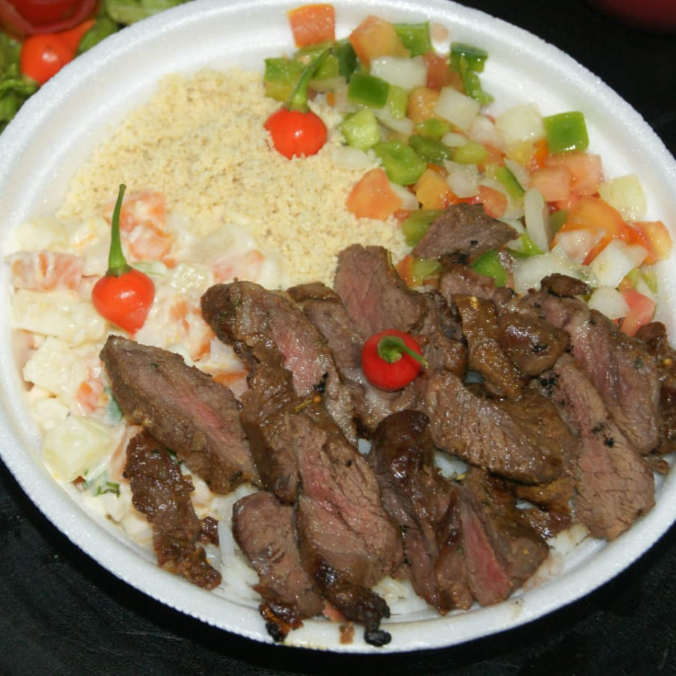 Acompanha Arroz, vinagrete, farofa 1 acompanhamento e 1 espeto