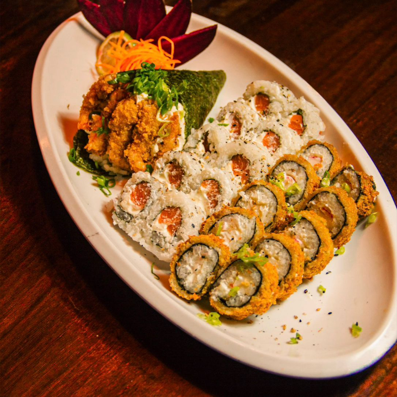 10 cariocas de kani 10 uramaki de salmao 1 temaki de camarao empanado