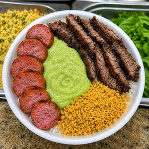Marmitex de Aproximadamente 400g onde acompanha: Arroz, farofa, molho verde da casa carne e linguiça