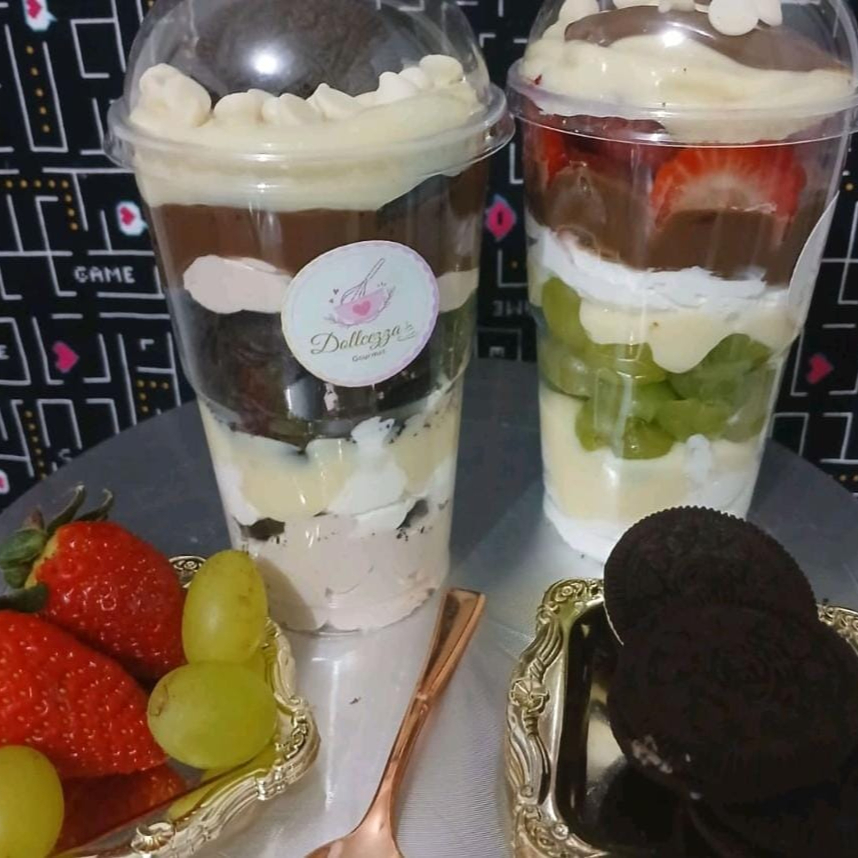 Dois copos da Felicidade de 300 ml, Nossos mais pedidos. Um de Oreo e o outros D das frutaselírio