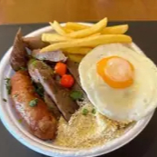 Arroz, Feijão, Farofa, Carne, Ovo, Linguiça e Mandioca Frita ou Batata Frita (não é feito no carvão, sim na chapa)