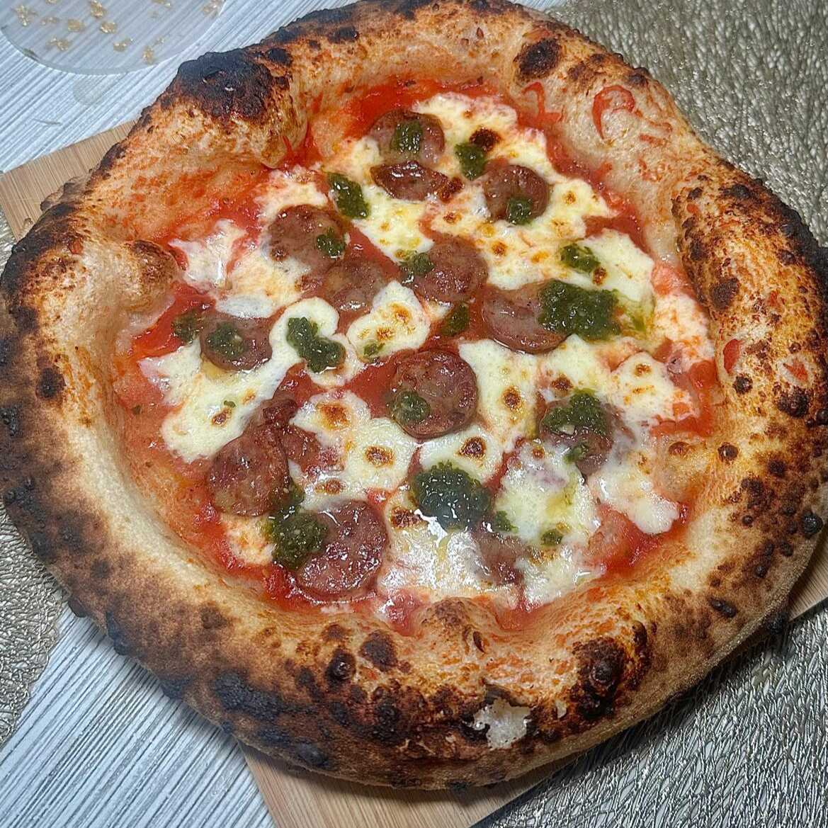Pizza de chorizo argentino y chimichurri
