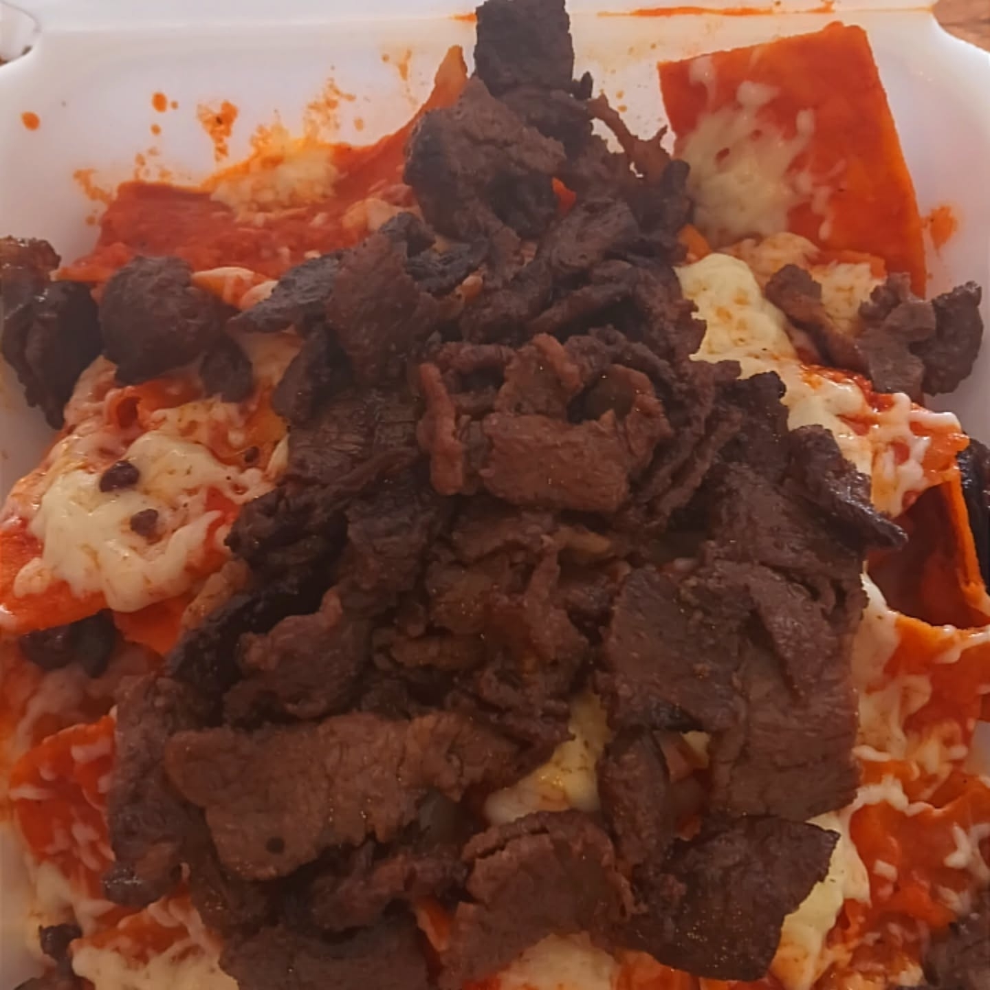 Chilaquiles rojos con bistec.