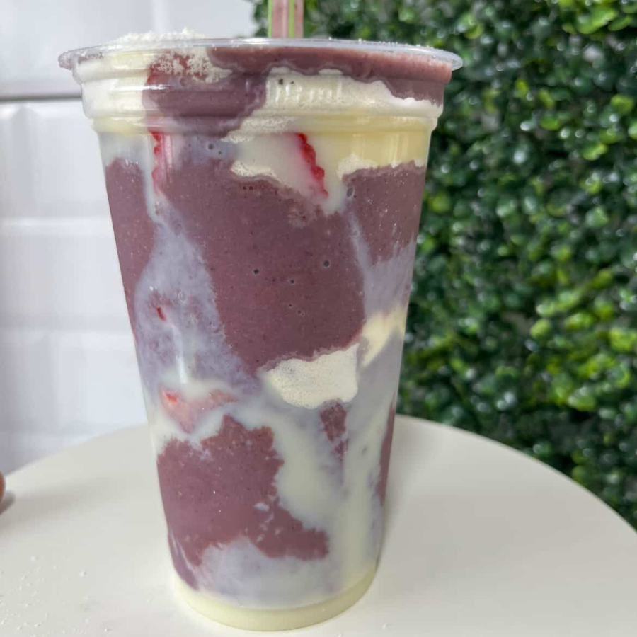 açaí batido com morangos, banana e leite condensado, ótimo para se refrescar