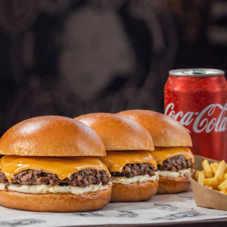 Uma oferta imperdível para quem adora sabor e economia! Nesse Combo você leva 3 smash Maluco 1 Batata avulsa e uma coca lata com 20% de Desconto