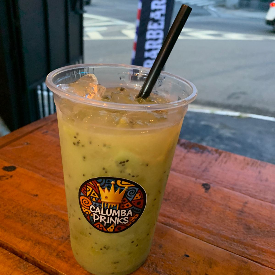 kiwi, açúcar, gelo e vodka