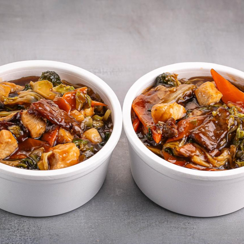 Nosso delicioso yakissoba com carne, frango e legumes ao molho de soja, para comer sozinho ou compartilhar com a galera. Aproveite!